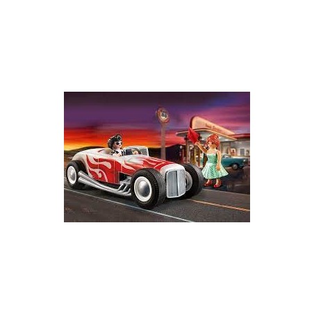 Voiture vintage avec couple